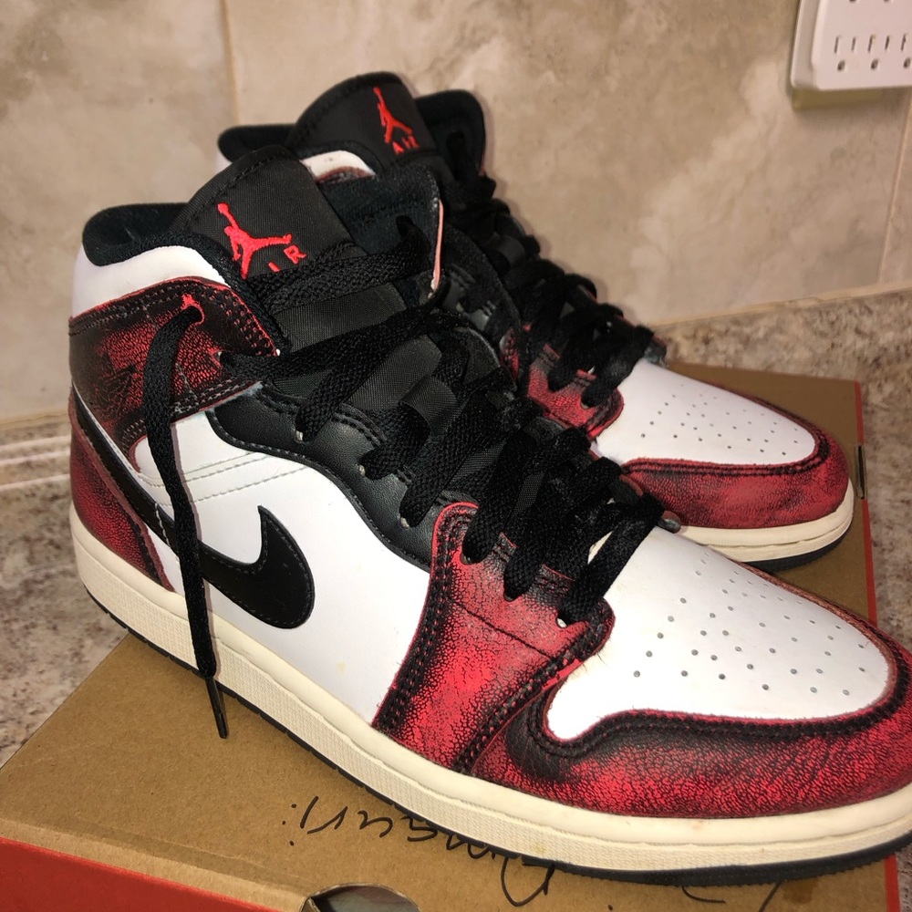 Nike Air Jordan 1 Mid Wear-Away - Picture 3 of 5